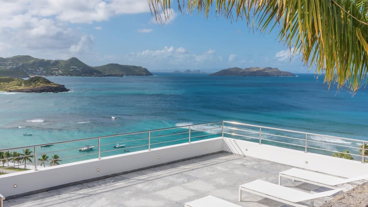 Grand Classic Villa with Stunning Islands Views 4