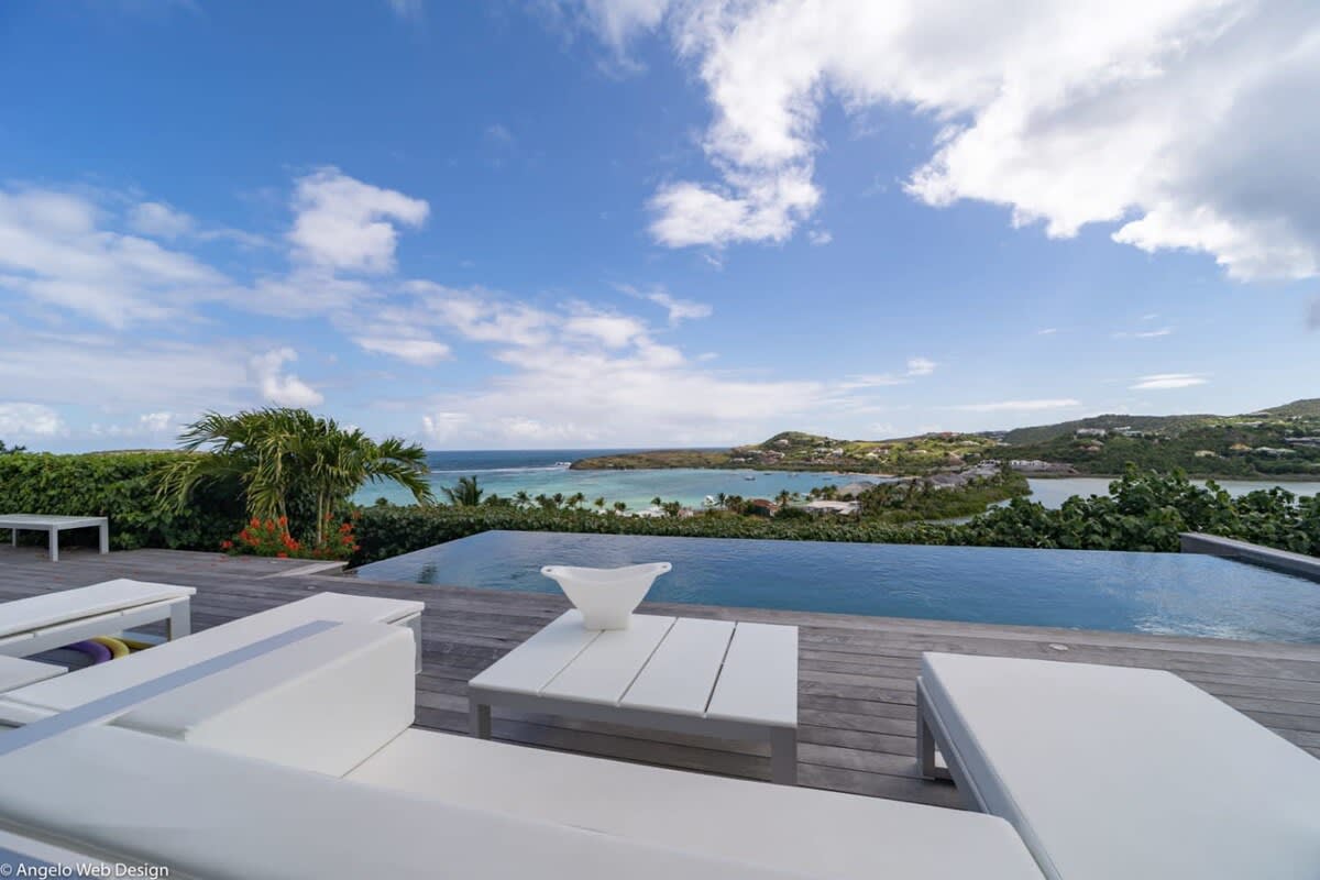 Relaxing Deluxe Villa to Enjoy Nature and the Seas