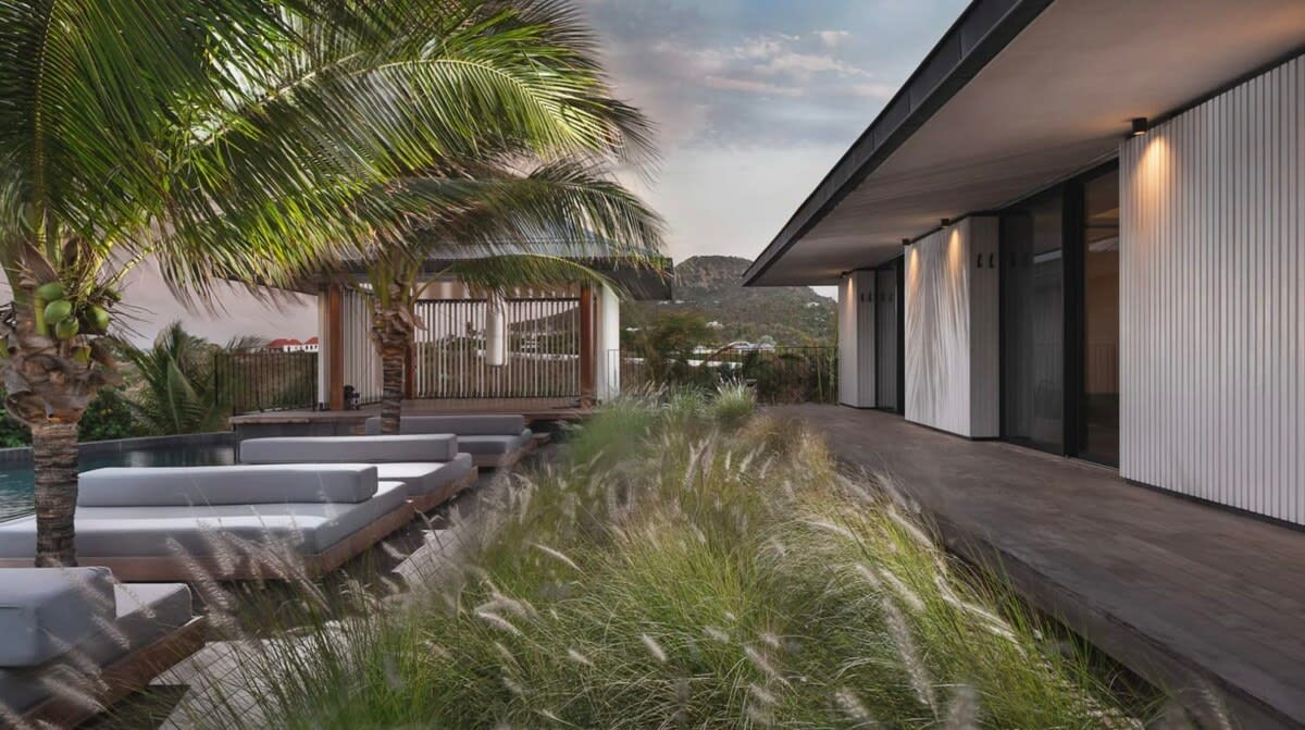 Luxurious villa with modern Architecture and refined interiors 4