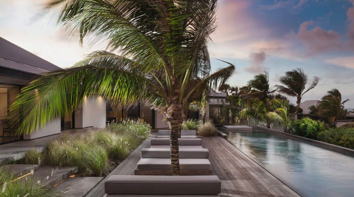 Luxurious villa with modern Architecture and refined interiors 5