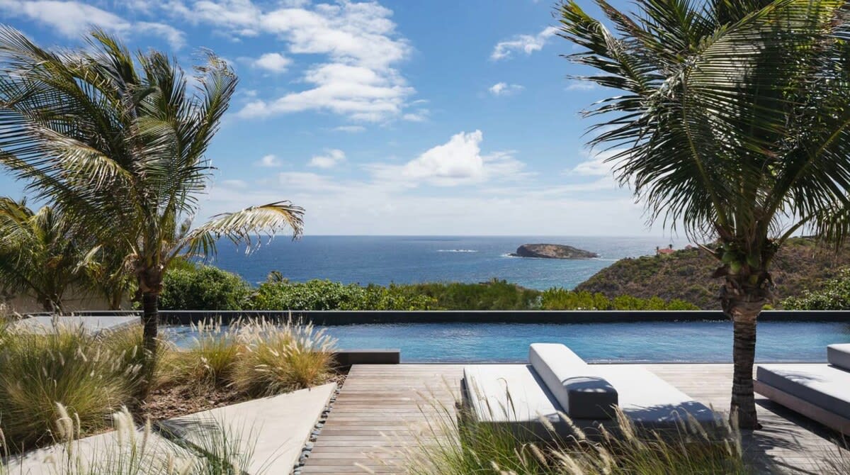 Luxurious villa with modern Architecture and refined interiors