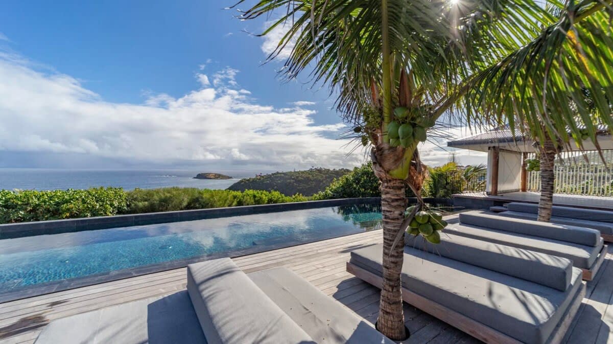 Luxurious villa with modern Architecture and refined interiors 3