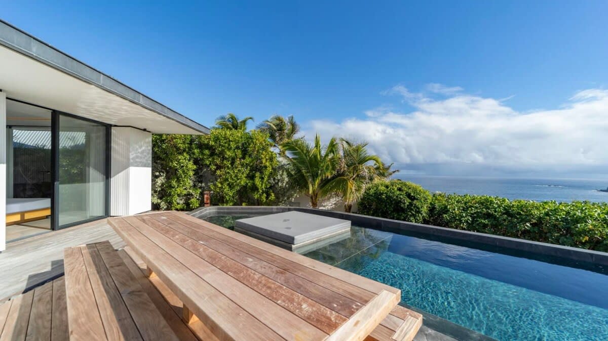 Luxurious villa with modern Architecture and refined interiors 2