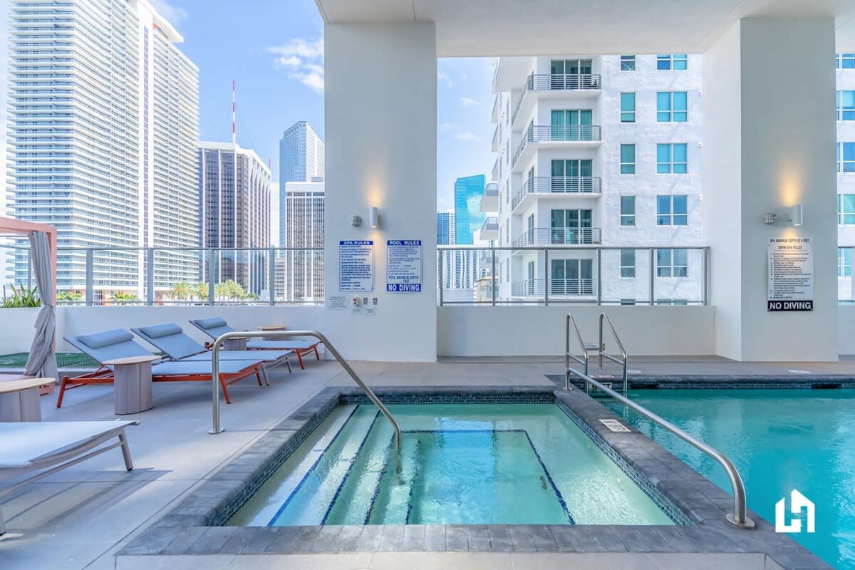 Downtown Condo: Rooftop Pool & Gym Access in Miami, FL