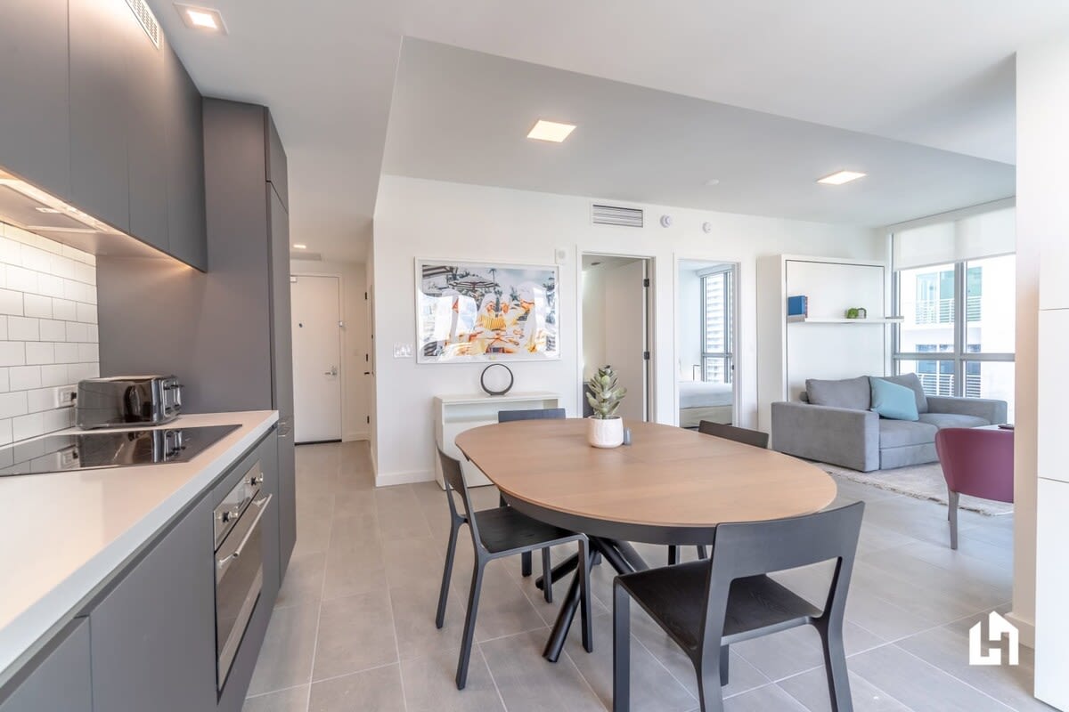 Downtown Stay | Restaurant, Gym, Pool & CoWork! in Miami, FL