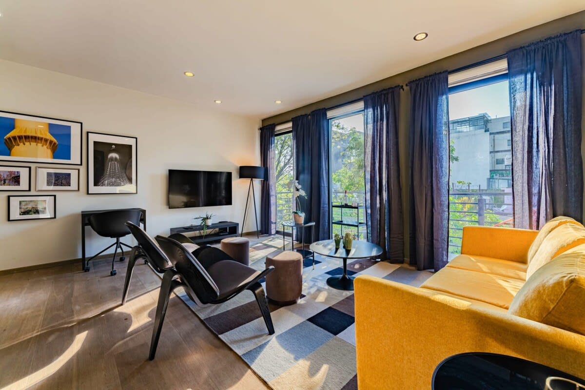 Quiet Condo in La Roma w/ Balcony & Free Parking — Ciudad de México, Ciudad de México — vacation rental
