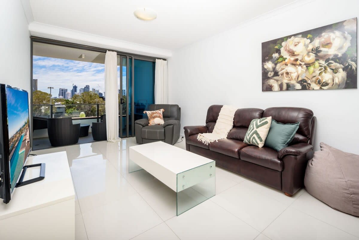 Transform your weekend vacation in this truly relaxing stylish home in Mermaid Beach