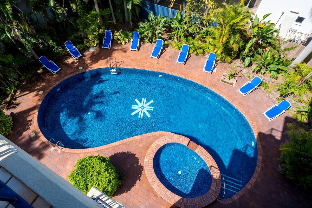 Access the relaxing tropical lagoon style pool & sundeck which invites you to relax and unwind. You also have access to an indoor pool, spa & sauna, a half sized tennis court as well as a nice BBQ.