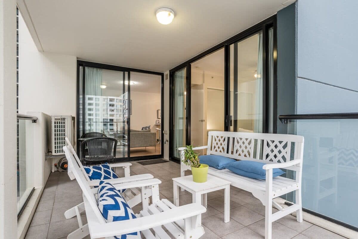This home is perfectly located in the heart of Brisbane City, as soon as you step out of the front door and onto the street, you'll be greeted with a huge variety of restaurants, entertainment and many things the city has to offer!