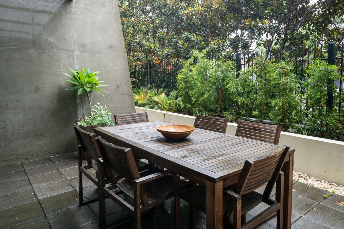 Alfresco dining surrounded by lush greenery