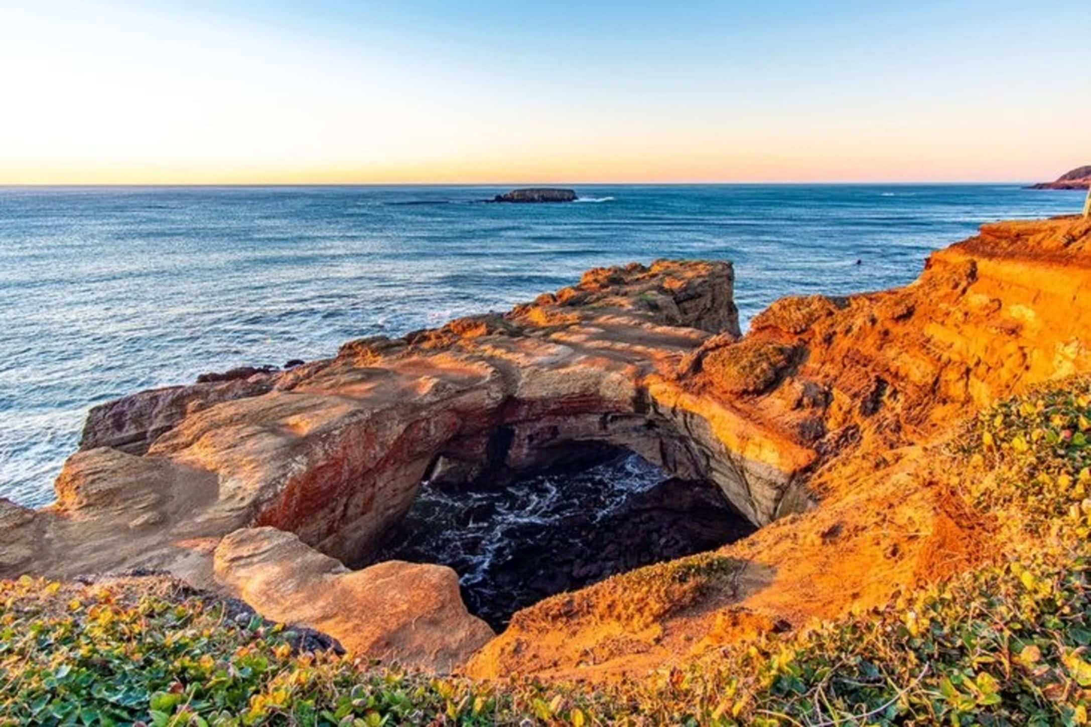 Oceanfront & Whale Watching | Coastal Breakers