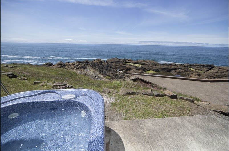 Oceanfront, Whales & Hot Tub | The Pointe