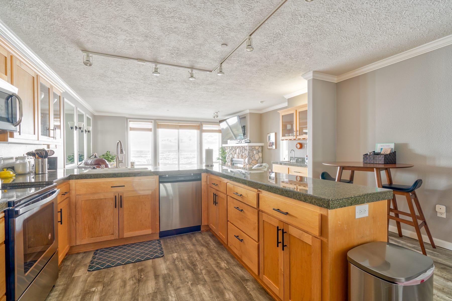 Thundering Sea, Well-Equipped Kitchen