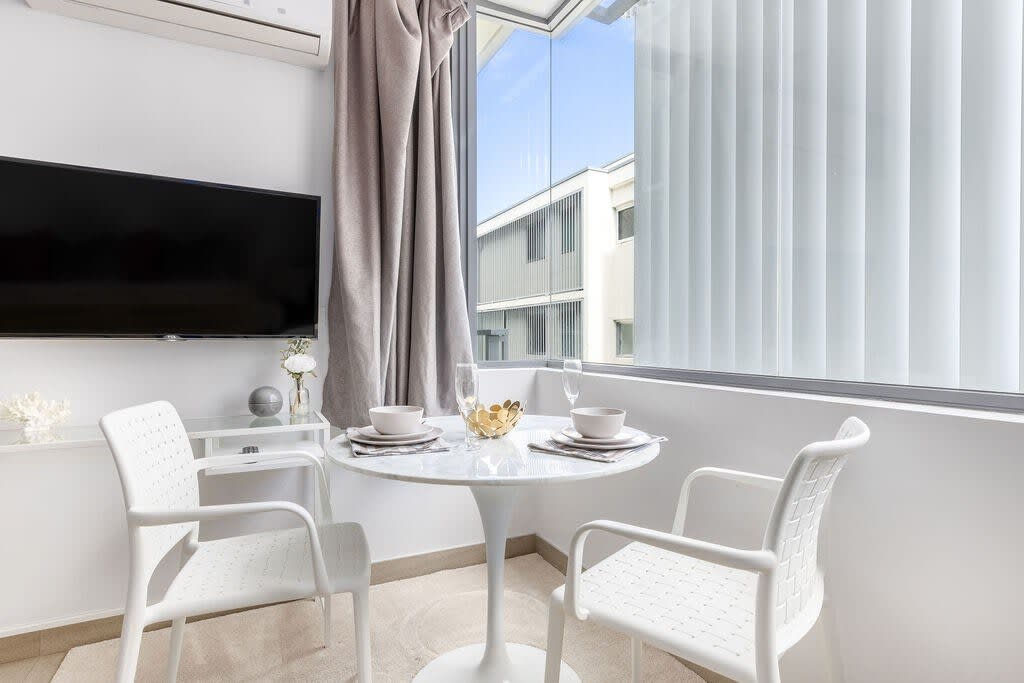 Bright & Breezy Studio, Steps from Bondi Beach — Bondi Beach, New South Wales — vacation rental