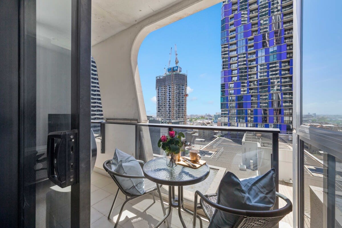 Cozy 2BR Apt Next to Victoria Market + City Views — Melbourne, Victoria — vacation rental