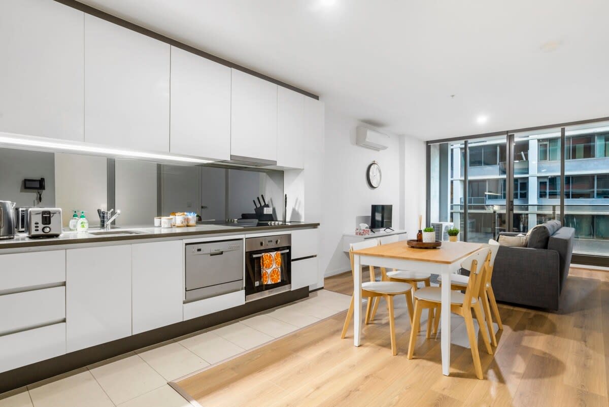 Charming 2BR Apartment with Free Parking — Melbourne, Victoria — vacation rental