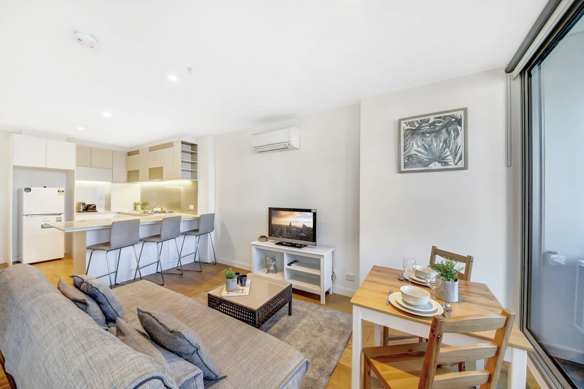 Stylish Pet-Friendly 2BR Stay, Near Southern Cross — Melbourne, Victoria — vacation rental