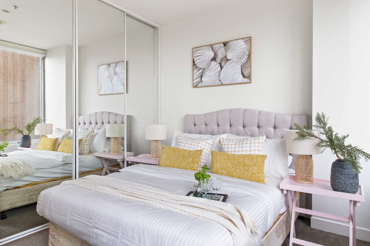 A Cozy 2BR Apt on Collins Near Flinders Station — Melbourne, Victoria — vacation rental