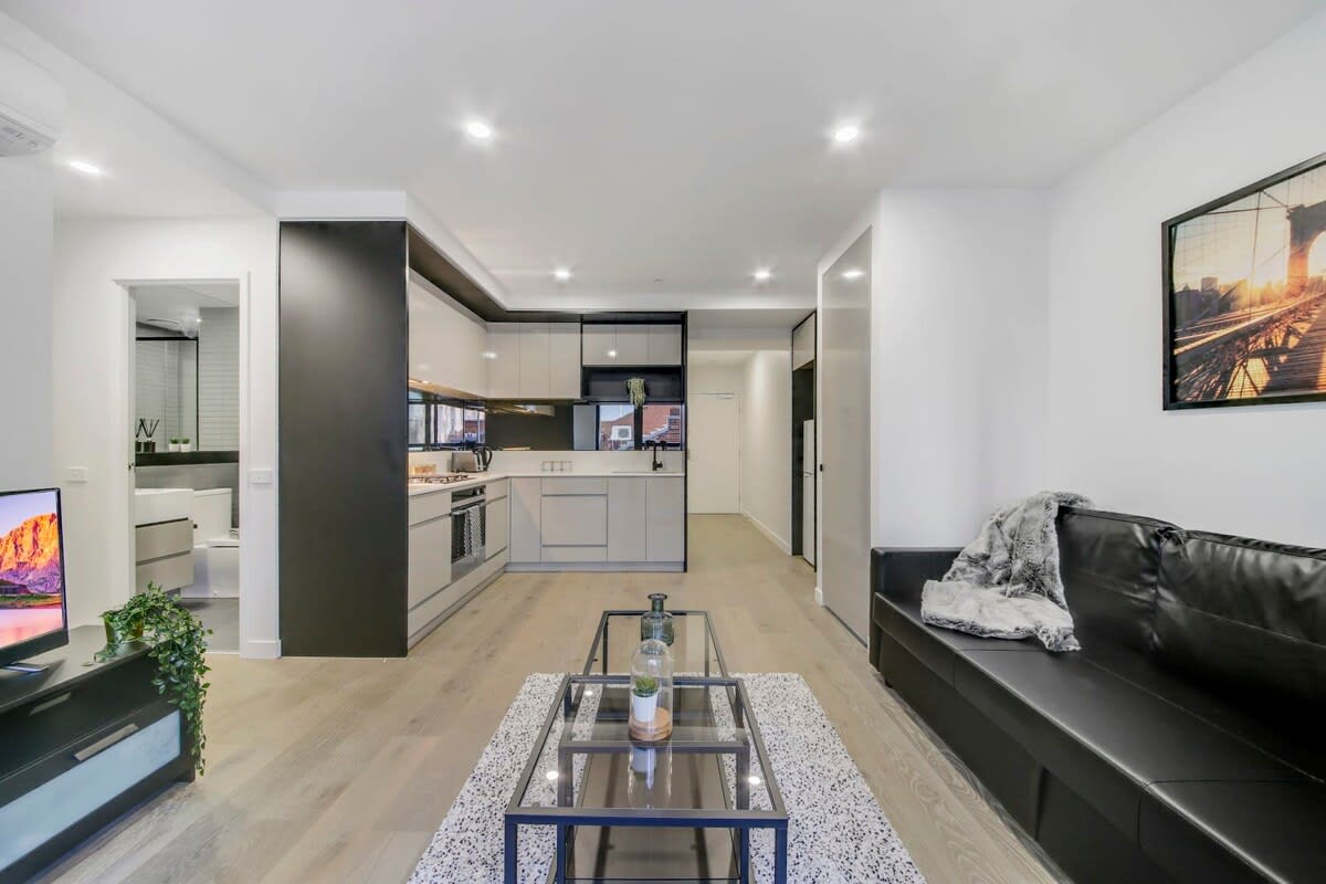 A Comfy 2BR Apt, 5-Min Walk To Melbourne Central β Melbourne, Victoria β vacation rental