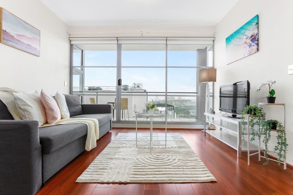A Comfy & Spacious 2BR Apt Harbour View — Sydney, New South Wales — vacation rental