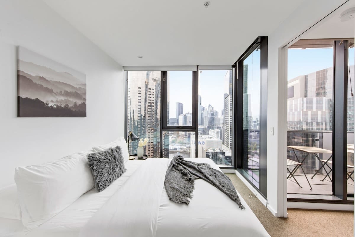 A Cozy 2BR Apt with Yarra Views, FREE Parking — Southbank, Victoria — vacation rental