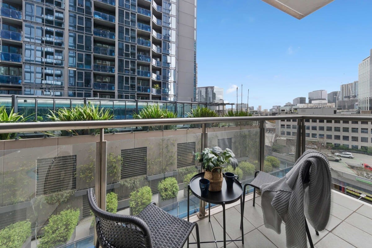 A Large 2BR Apt Near Crown, Sleeps 8, FREE Parking — Southbank, Victoria — vacation rental