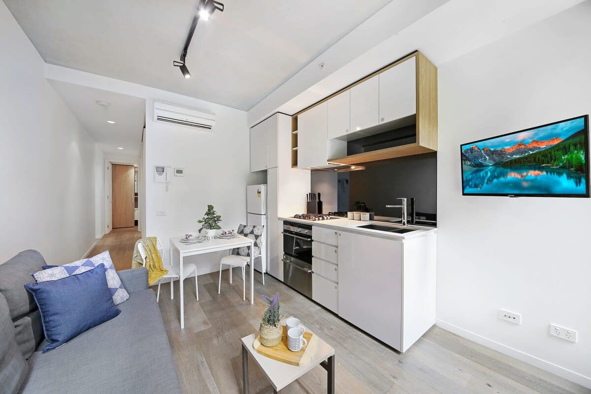 Pet-Friendly, Comfy 2BR Apt Near Melbourne Central — Melbourne, Victoria — vacation rental