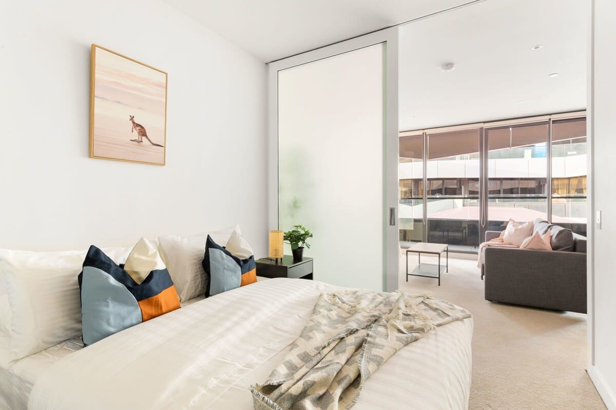 Stylish & Modern 2BR Apt Near Victoria Market — Melbourne, Victoria — vacation rental