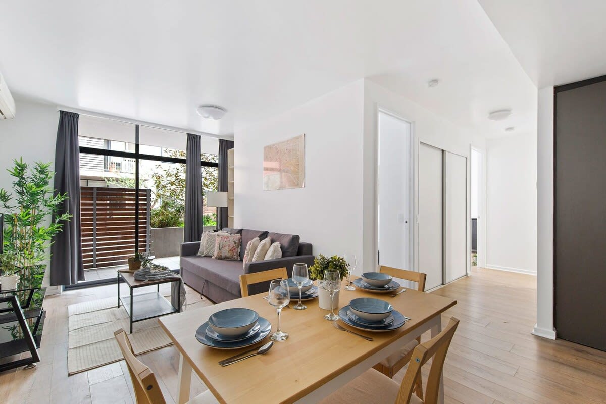 A Spacious 2BR Apt with a Courtyard & FREE Parking β Collingwood, Victoria β vacation rental