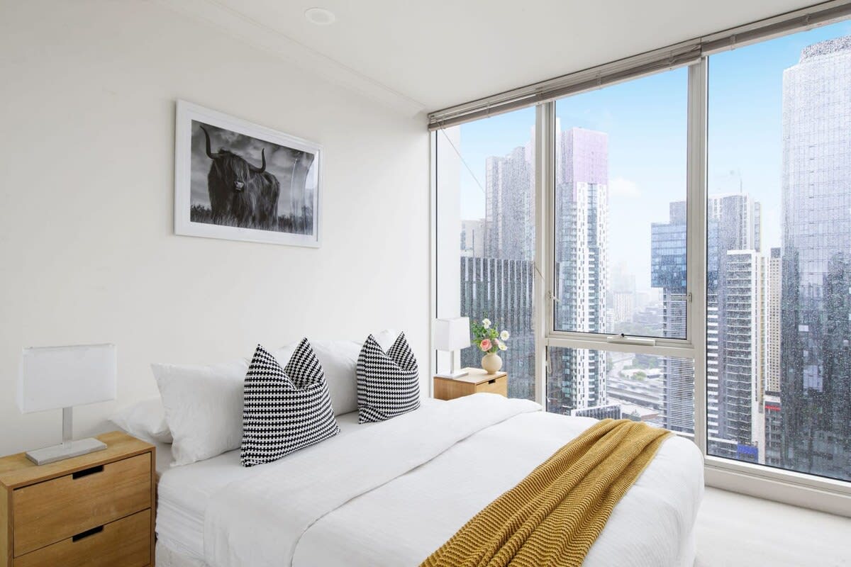 Comfy & Stylish 2BR Apt Next to Crown, City Views — Southbank, Victoria — vacation rental