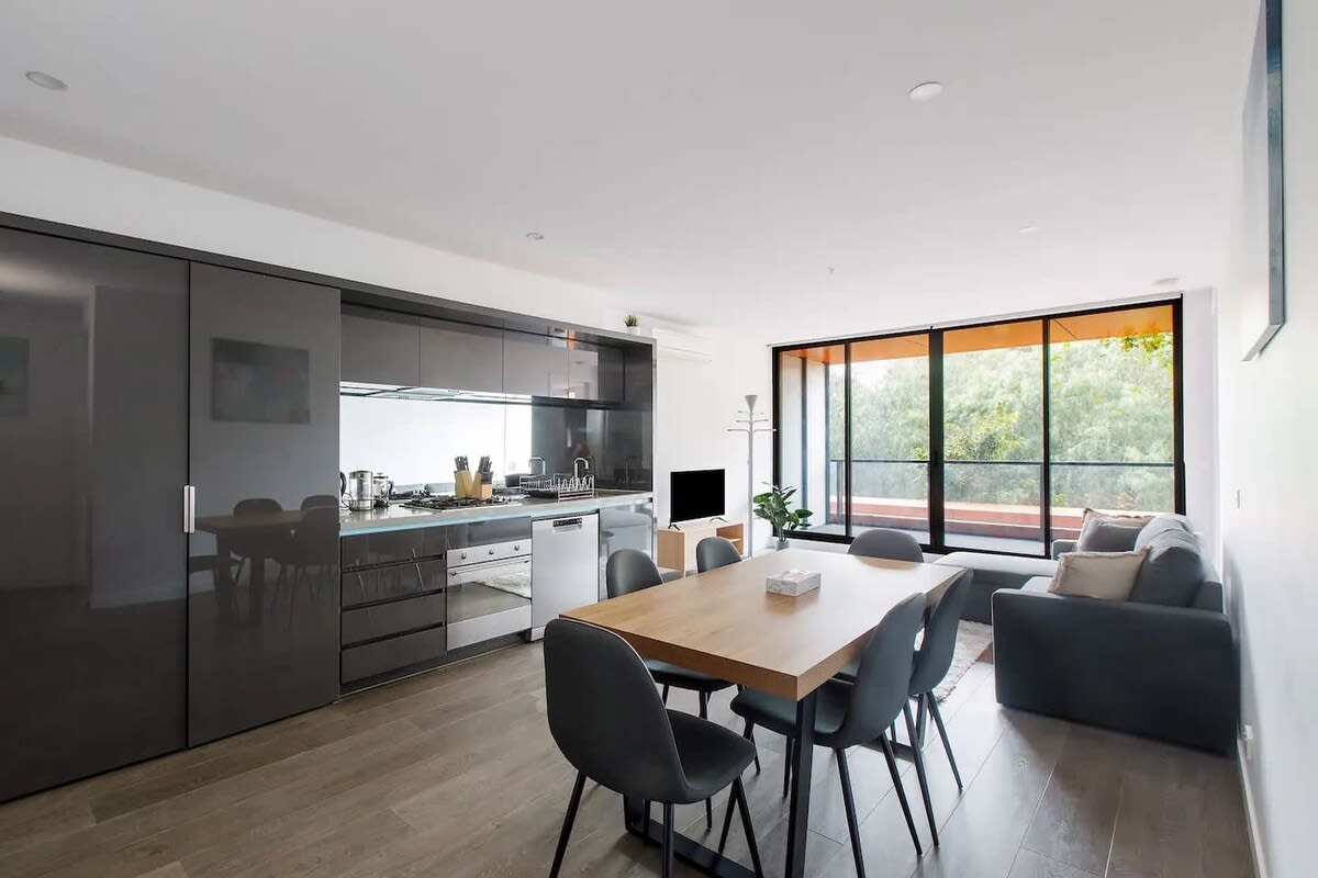 A 3BR Apt Next to Melbourne Zoo, FREE Parking — Parkville, Victoria — vacation rental