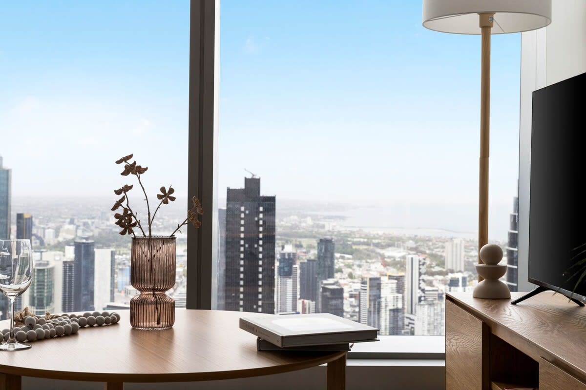 A Chic 2BR Apt with Panoramic Views, FREE Parking — Melbourne, Victoria — vacation rental
