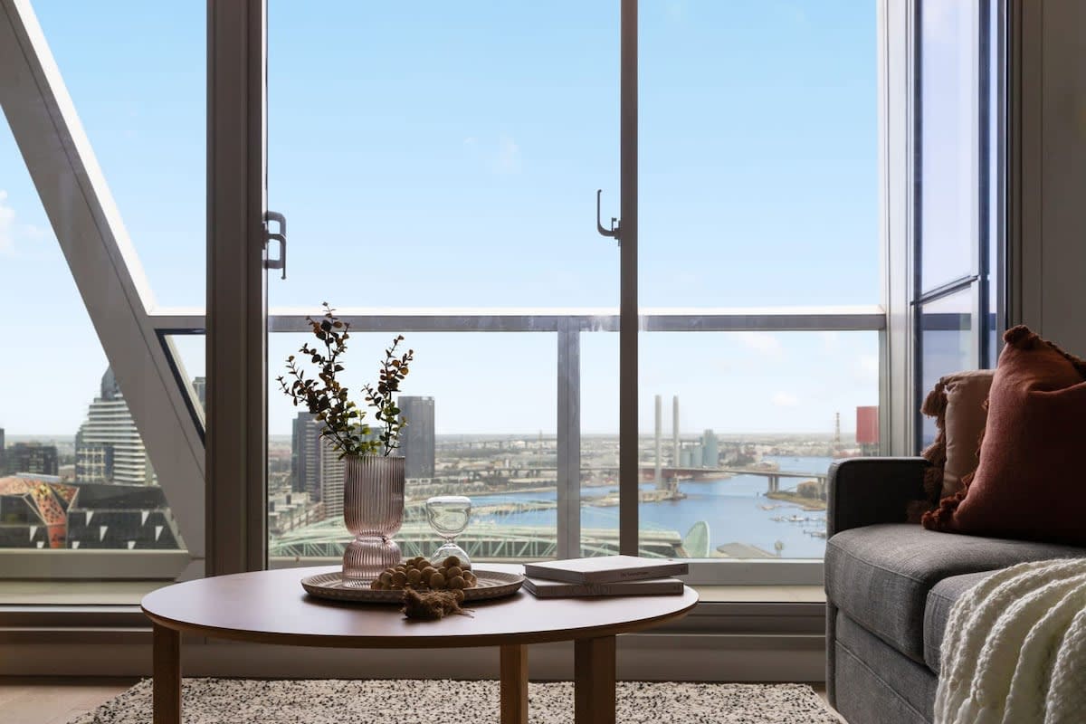 A Stylish 3BR Apt with Harbour Views, FREE Parking — Melbourne, Victoria — vacation rental
