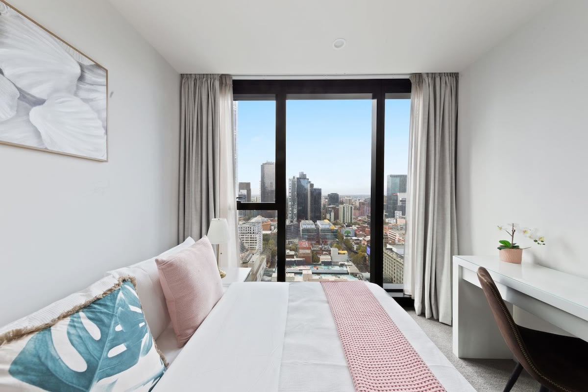 A Chic 2BR Apt Near Melbourne CBD w/ FREE Parking — Melbourne, Victoria — vacation rental