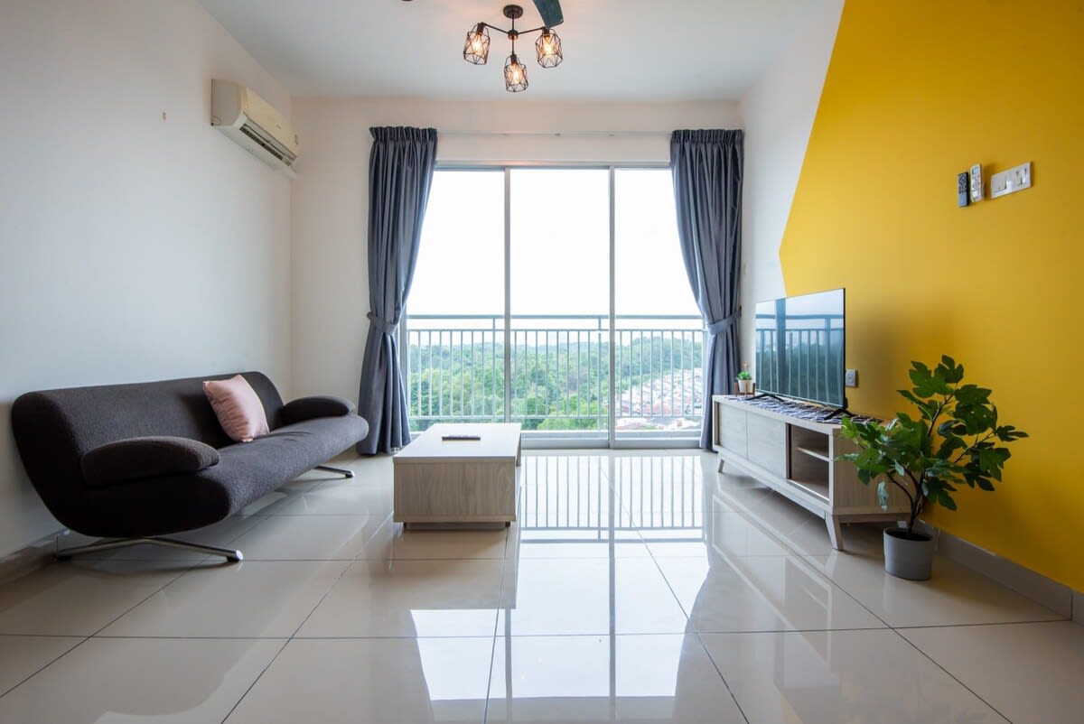 Bright & Modern 3BR Suite, FREE Parking — Johor Bahru, Johor — vacation rental