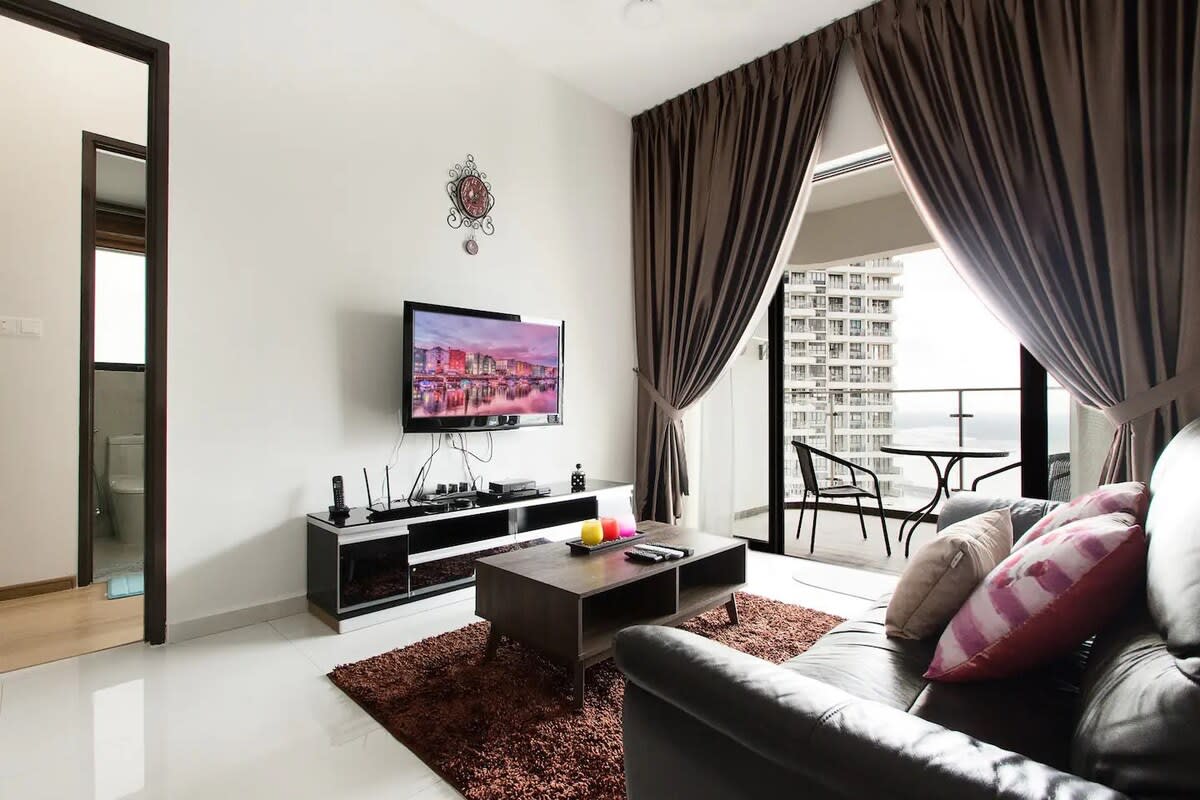 High-Floor 2BR Suite, Water Views, Free Parking — Johor Bahru, Johor — vacation rental