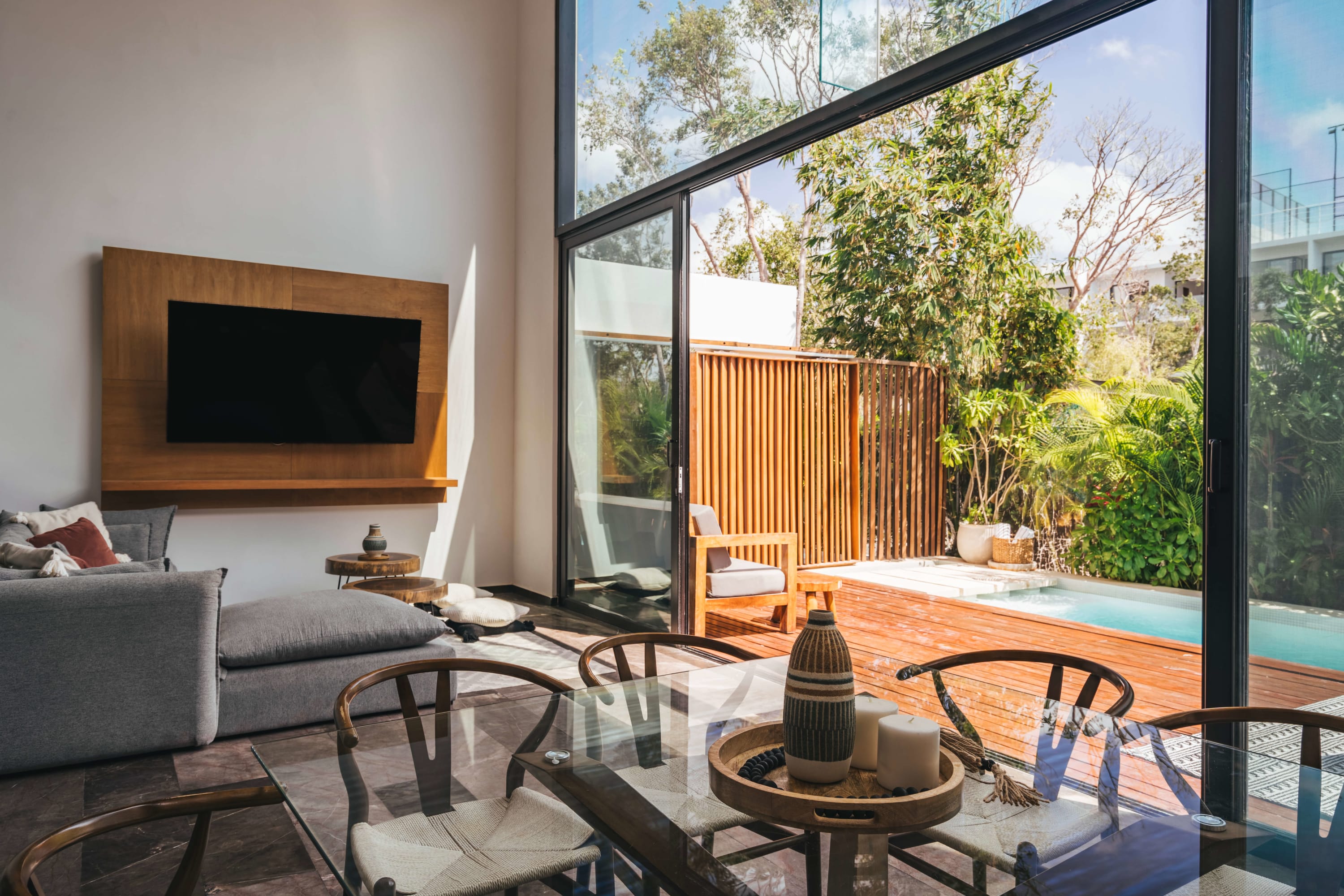 Living room & dining area