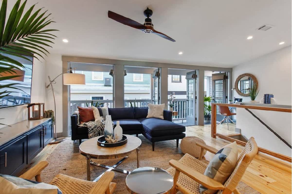 Upscale Carriage House with Pool | Near River St — Savannah, GA — vacation rental
