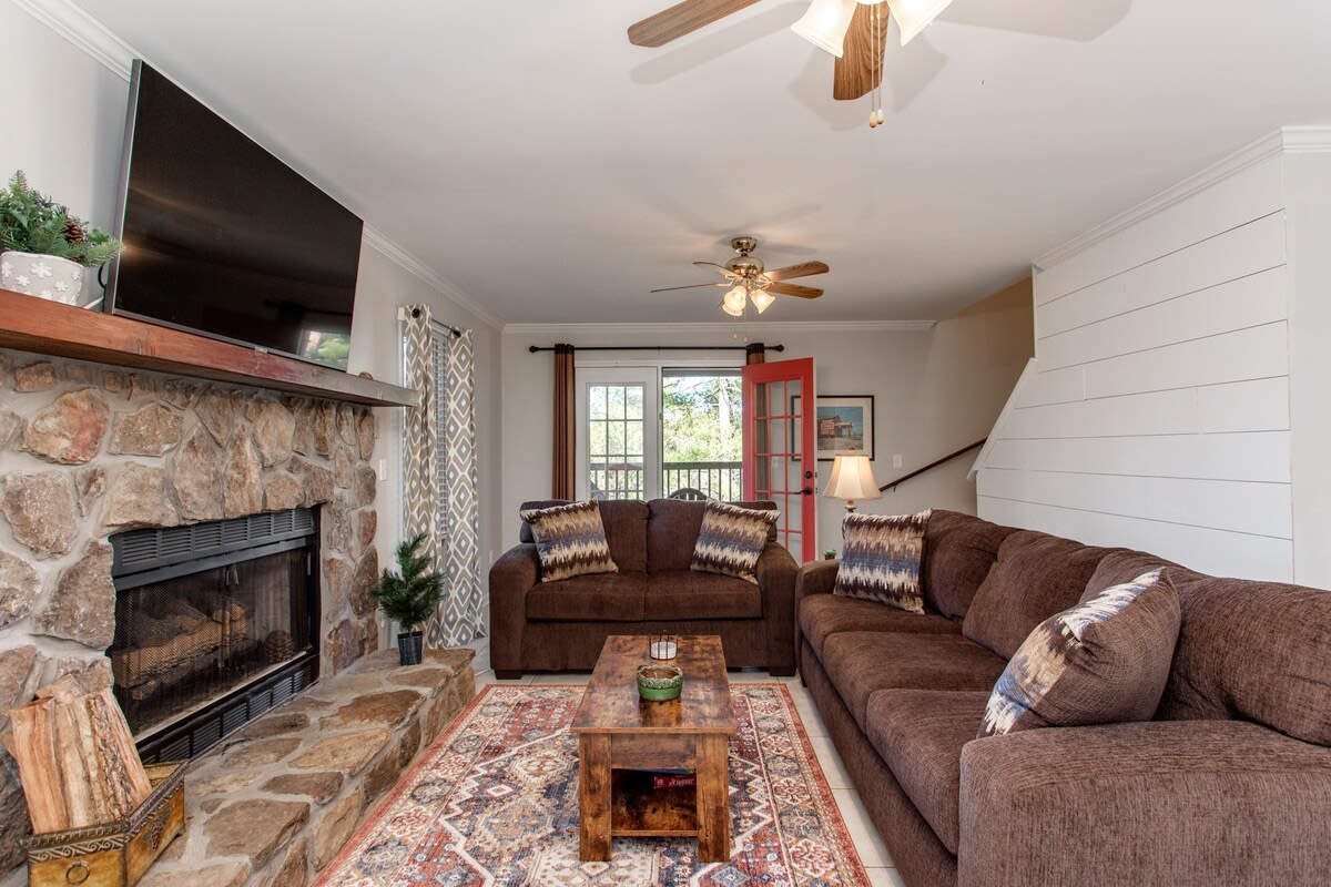 Riverfront Retreat| Fire Pit| Fast WiFi| Sleeps 8 — Sautee Nacoochee, GA — vacation rental