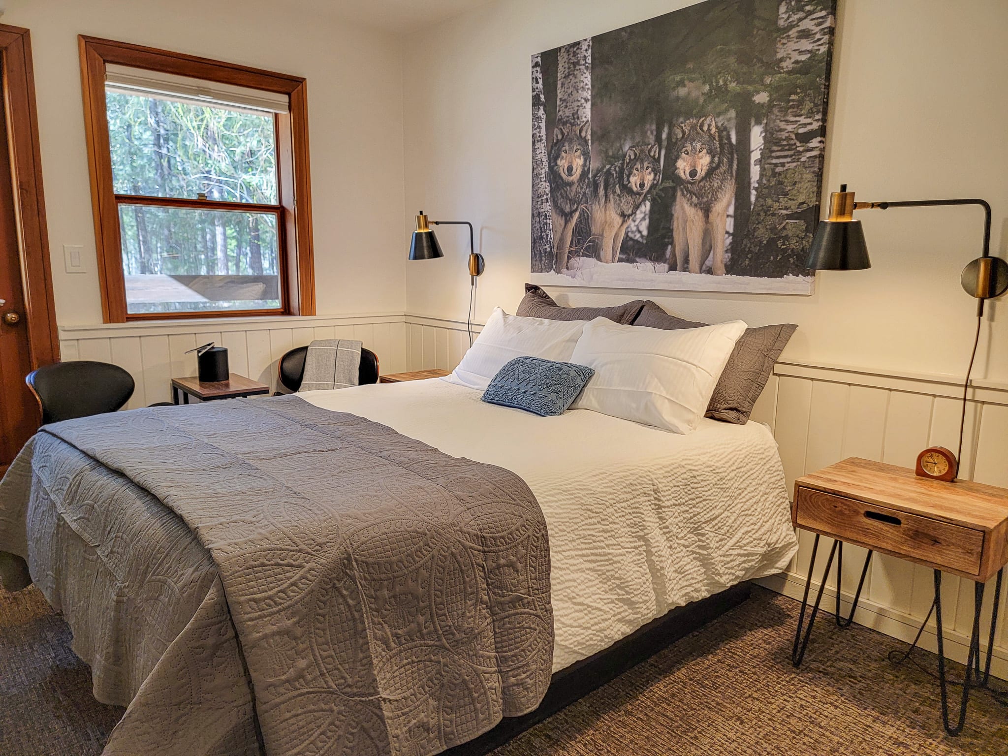 Aspen - queen bedroom w/deck at The Inn At Mazama — Mazama, WA — vacation rental