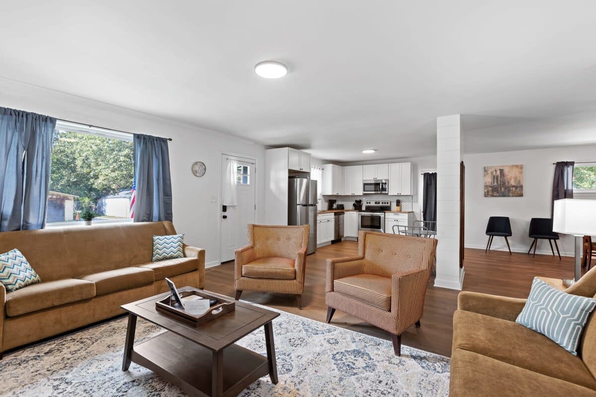 Mins to Downtown! Chic & Modern - Elegant in Noir — Chattanooga, TN — vacation rental