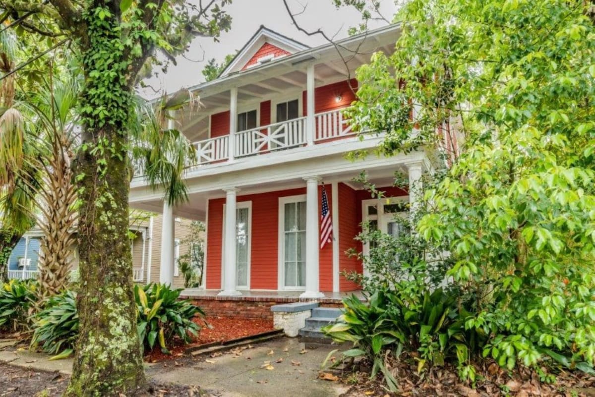 Mins from Historic Downtown - Pretty Peach Palace — Mobile, AL — vacation rental