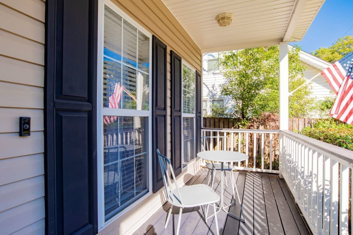 Central, Wonderful Porch & Yard! Hazel Hideaway — Mobile, AL — vacation rental