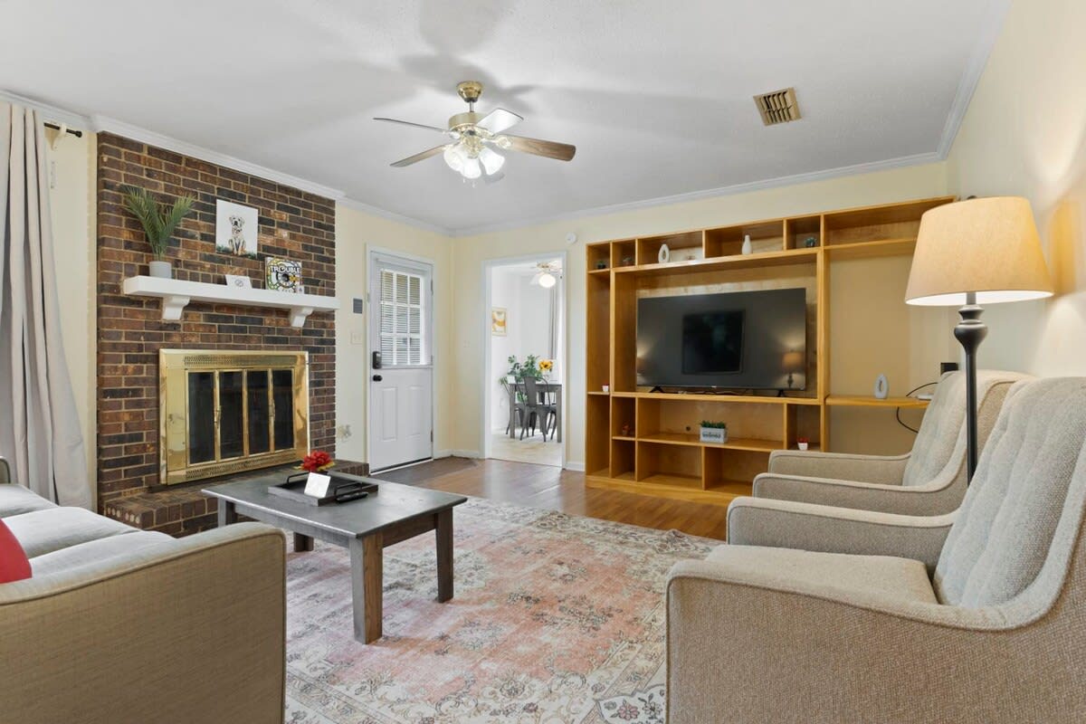 Large Fenced Yard near Midtown- Shamrock Stay — Montgomery, AL — vacation rental