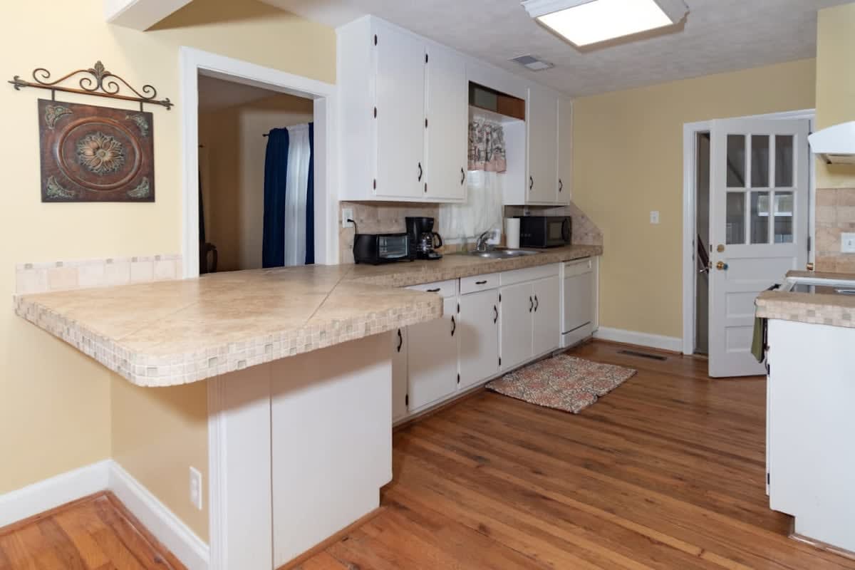Mins To Ft Moore & Downtown - The Columbus Cottage - Columbus, GA