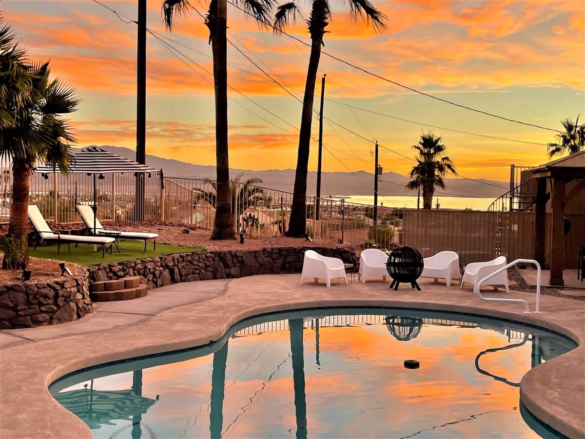 Trendy Getaway + Pool, Spa, Game Room, Views