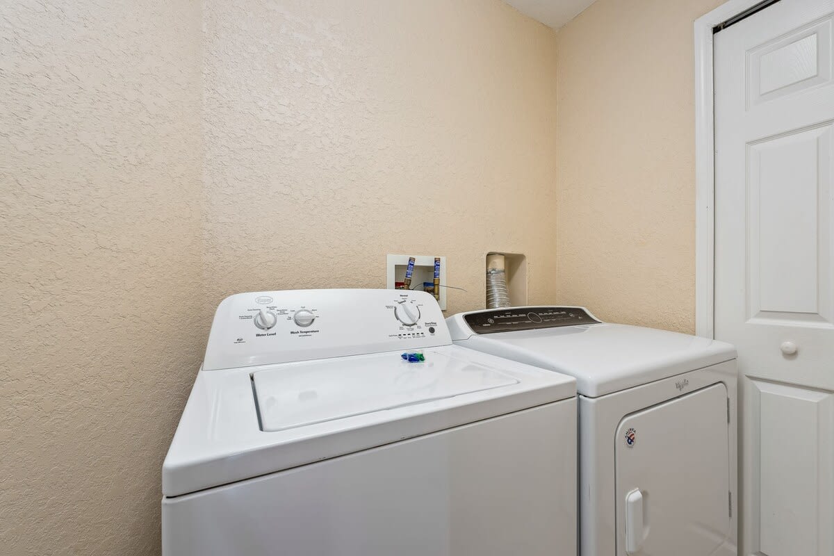 Family townhome w/pool slide & lazy river