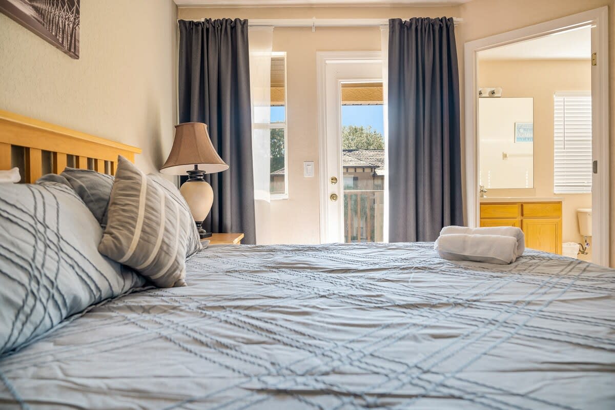 Family townhome w/pool slide & lazy river