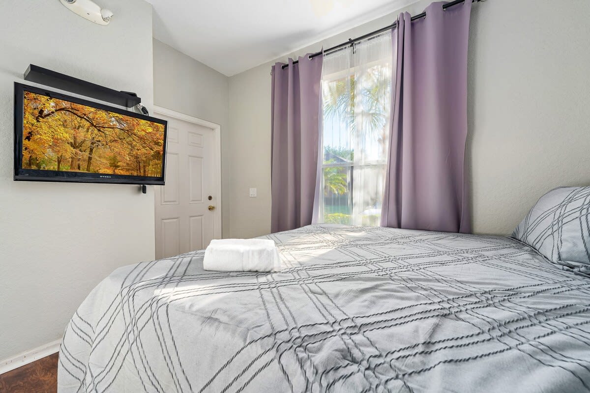 Family townhome w/pool slide & lazy river