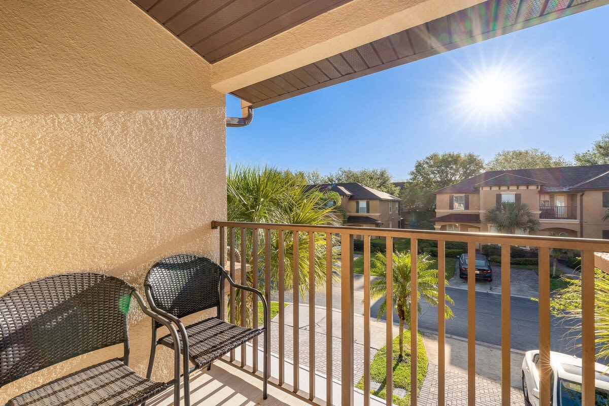 Family townhome w/pool slide & lazy river
